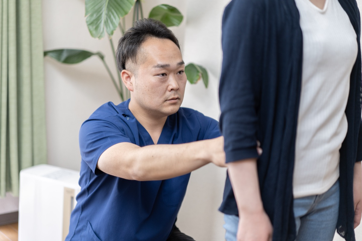 姿勢を診る整体院坂原の施術シーン